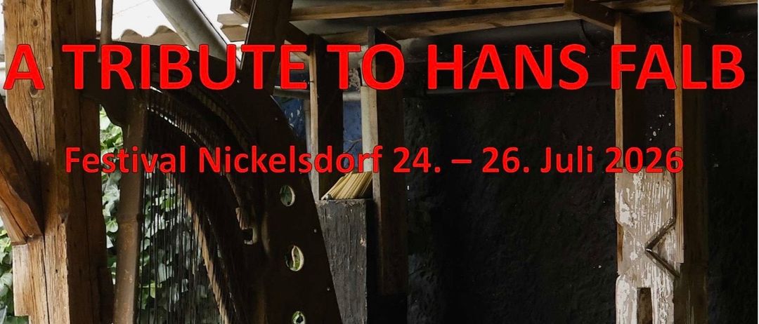 Plakat für ein Festival-Tribut an Hans Falb, mit einer Holzstruktur, einer Harfe und einem Stuhl, vor einem dunklen Hintergrund mit rotem Text.