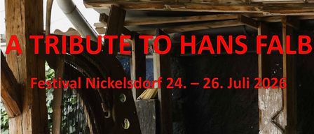 Ein Plakat für ein Festival-Tribut an Hans Falb, das vom 24. bis 26. Juli 2026 in Nickelsdorf stattfindet. Das Plakat zeigt eine Holzstruktur mit einer Harfe und einem Stuhl.
