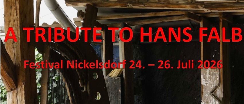 Ein Plakat für ein Festival-Tribut an Hans Falb, das vom 24. bis 26. Juli 2026 in Nickelsdorf stattfindet. Das Plakat zeigt eine Holzstruktur mit einer Harfe und einem Stuhl.