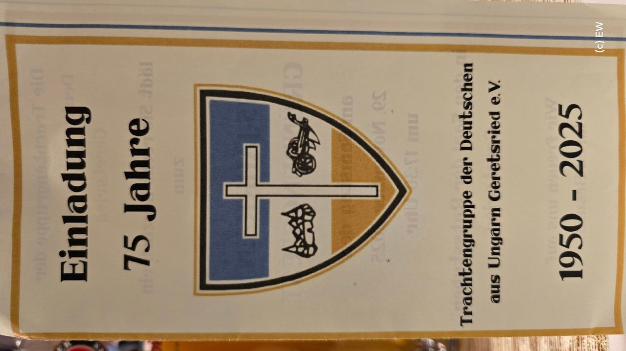 Ein Buchcover mit dem Titel '15 Jahre', das einen Schild mit Kreuz, Krone und blau-goldenen Farben zeigt. Der Text 'Trachtengruppe der Deutschen' ist sichtbar.