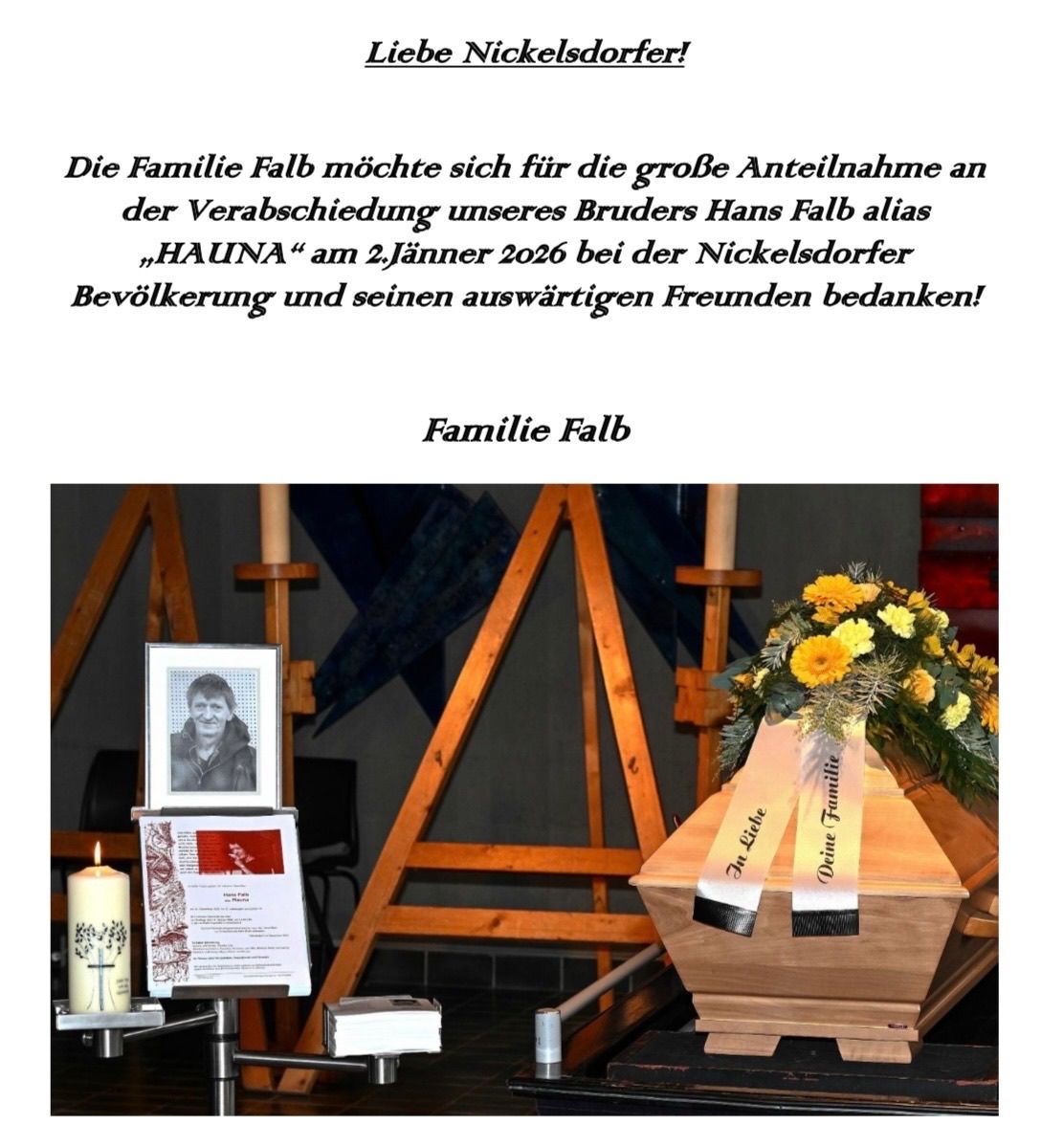 Ein Bild zeigt eine Gedenkfeier für Hans Falb, auch bekannt als 'HAUNA', mit einem Sarg, Blumen, einer Kerze und einem Porträt im Vordergrund.