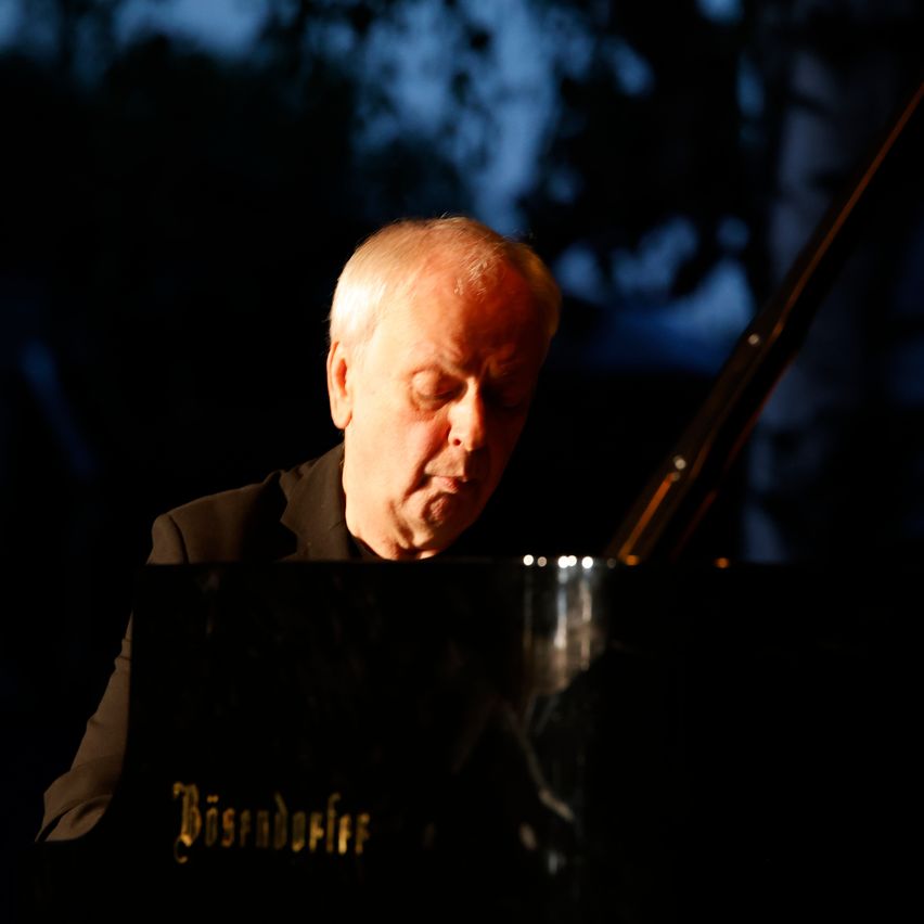 Pianist Rudolf Buchbinder spielt auf einem Bösendorfer Flügel in dunkler Umgebung.