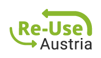 Das Re-Use Austria Logo zeigt einen grünen Pfeil, der einen Kreis bildet, mit dem Text 'Re-Use' im Inneren und 'Austria' darunter, auf schwarzem Hintergrund.