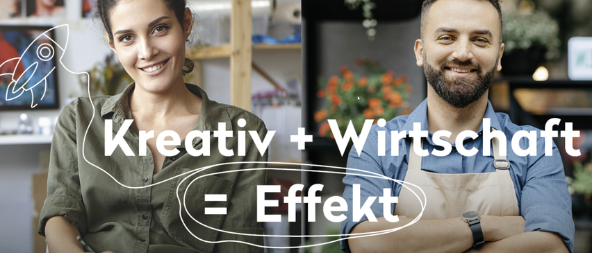Zwei lächelnde Personen stehen mit dem Wort 'Creativ + Wirt = Effekt' überlagert. Der Hintergrund zeigt ein Holzregal und eine verschwommene Topfpflanze.
