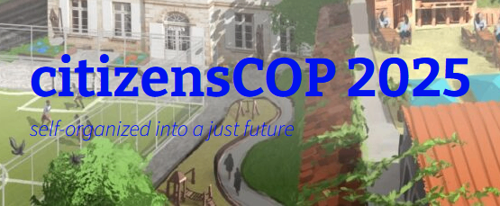 Eine Illustration zeigt einen lebendigen Gemeinschaftsraum mit Gebäuden, Wegen und Grünflächen. Die Worte 'citizensCOP 2025' sind prominent zu sehen, zusammen mit 'selbst organisiert in eine gerechte Zukunft.' Menschen sind beim Spazieren und bei Aktivitäten in der Gegend zu sehen.