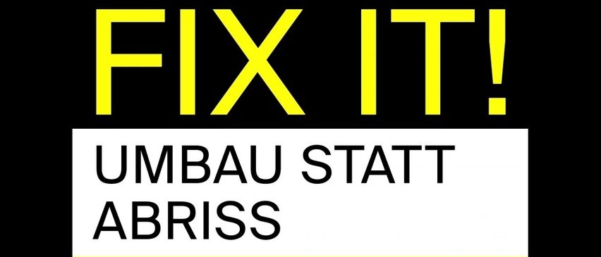 Ein gelbes und weißes Schild mit schwarzem Text lautet 'FIX IT!' und 'UMBAU STATT ABRISS' mit den Daten '10.12.-31.01.' prominent angezeigt. Der Hintergrund ist schwarz.