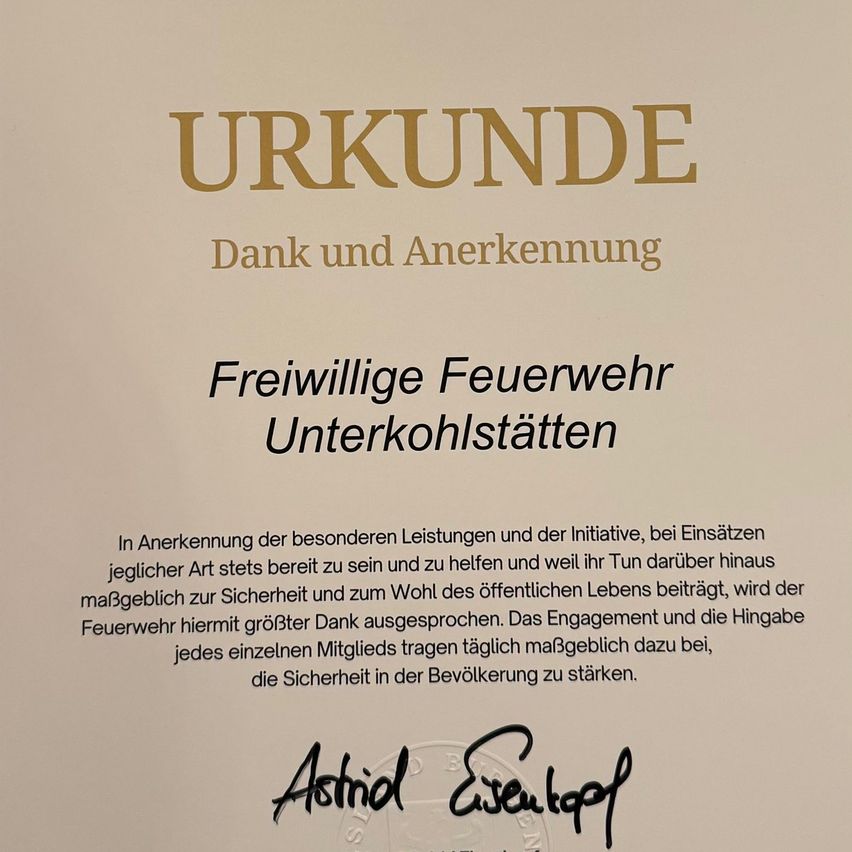 Ein Dankes- und Anerkennungszertifikat für ehrenamtliche Feuerwehrleute. Es würdigt ihre Bereitschaft zu helfen und ihren Beitrag zur öffentlichen Sicherheit. Das Zertifikat ist von Astrid unterzeichnet.