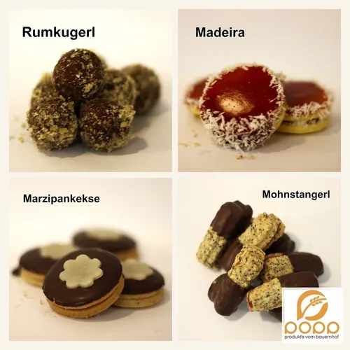 Vier Arten von Süßigkeiten werden gezeigt: Rumkugeln, Madeira, Marzipankekse und Mohnstangerl. Die Rumkugeln sind schokoladenüberzogene Kugeln, Madeira ist ein mehrschichtiges Gebäck, Marzipankekse sind Kekse mit Schokoladenüberzug und Mohnstangerl sind Mohnstangen.
