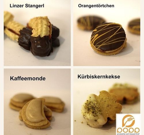 Eine Collage von vier verschiedenen Arten von Keksen. Oben links: Linzer Stangerl. Oben rechts: Orangentörtchen. Unten links: Kaffeeemonde. Unten rechts: Kürbiskernkekse. Jedes Bild ist beschriftet.