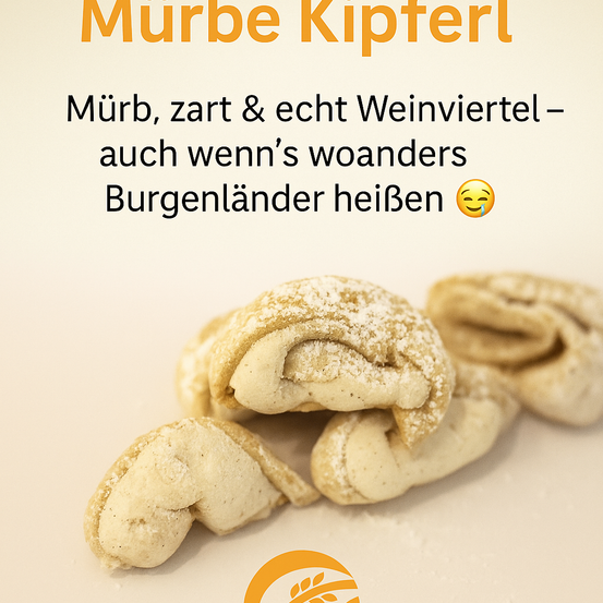 Nahaufnahme einer Gruppe weicher und blättriger Gebäckstücke, mit Zucker bestreut, beschriftet mit 'Mürbe Kipferl' und einem Emoji eines lächelnden Gesichts.