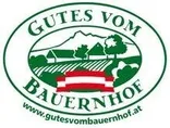 Das Bauernhof-Logo zeigt eine ländliche Landschaft mit einem rot-weiß gestreiften Dach, Häusern und Bäumen. Die Worte 'Gutes vom Bauernhof' sind prominent in Grün angezeigt, mit der Website-Adresse 'www.gutesvombauernhof.at' darunter.