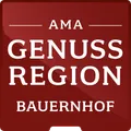 Ein roter Quadrat enthält weißen Text, der 'AMA GENUSS REGION BAUERNHOF' lautet. Die Wörter sind in einer vertikalen Anordnung mit 'AMA' oben und 'BAUERNHOF' unten.