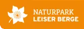 Das Logo für Naturpark Leiser Berge mit einer weißen Blume auf orangem Hintergrund.