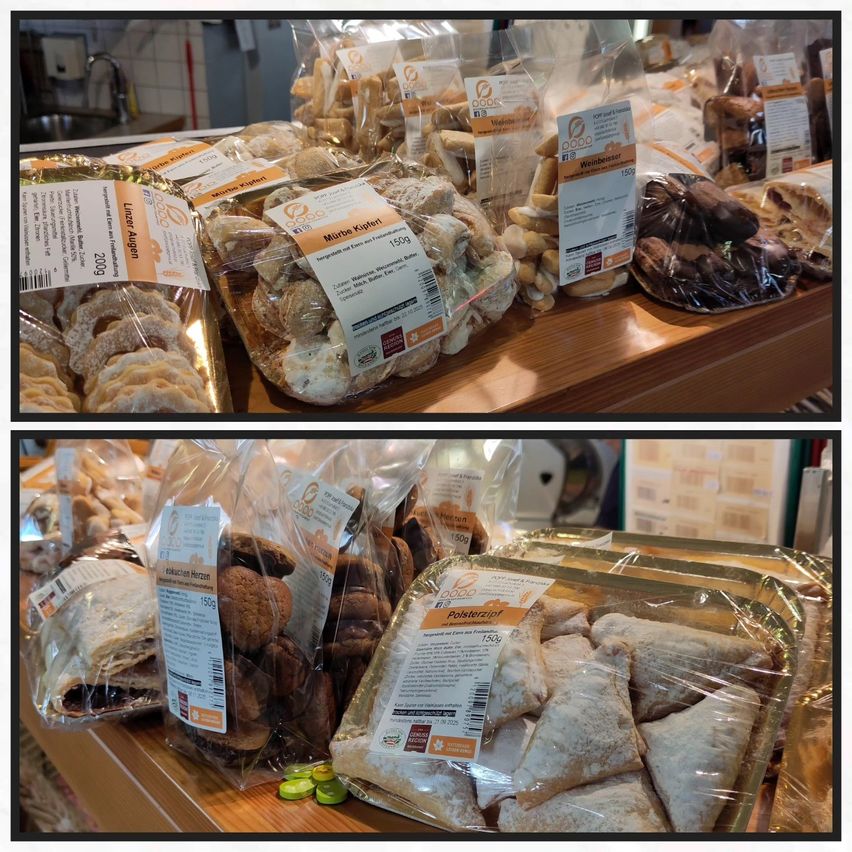 Zwei Bilder von verpackten Gebäck. Das obere Bild zeigt verschiedenes Gebäck in Plastiktüten mit Etiketten. Das untere Bild zeigt vakuumverpacktes Gebäck in Metallschalen, ebenfalls beschriftet.