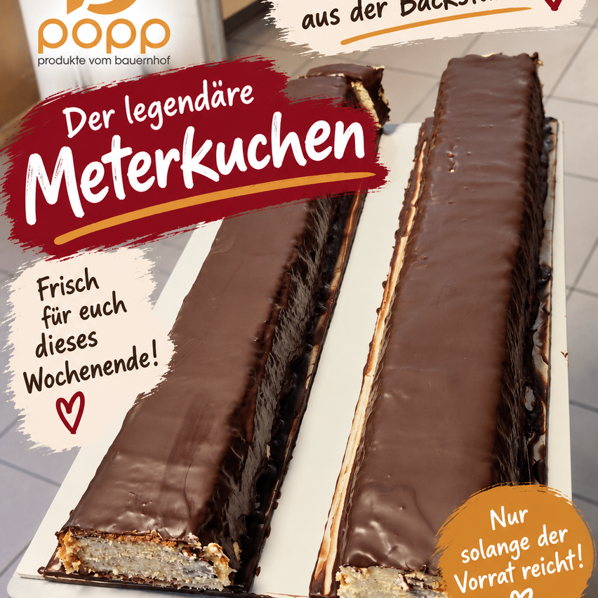 Zwei lange, schokoladeüberzogene Riegel auf einer weißen Oberfläche, einer ist halbiert, mit einem roten Textüberlagerung, der ein Wochenendangebot bewirbt.