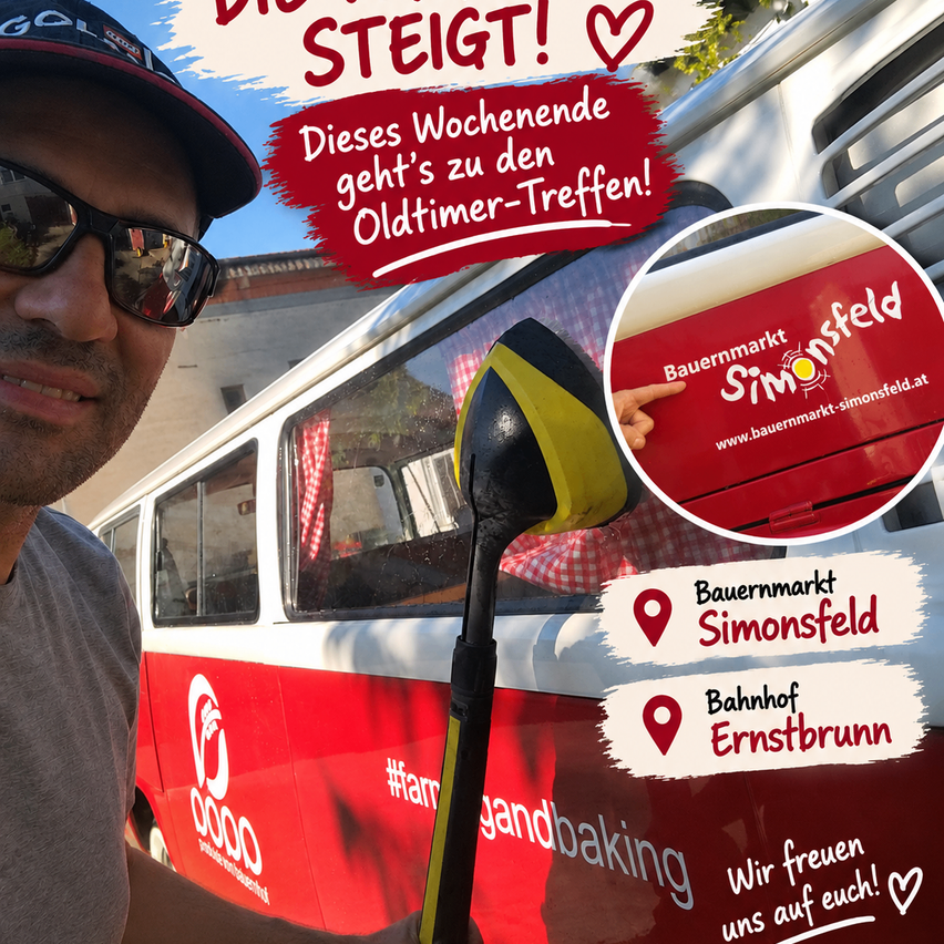Ein Mann mit Sonnenbrille und Hut steht neben einem rot-weißen Van mit Bauermarkt Simonsfeld Logo. Der Van hat einen roten Kreis mit weißem Text und Herzsymbol. Der Mann hält ein schwarz-gelbes Objekt.