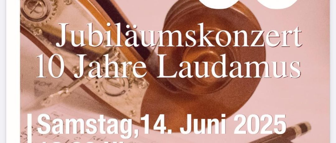 Ein Plakat für das 10-jährige Jubiläumskonzert von Laudianus, das eine Geige und einen Bogen auf einem rosa Hintergrund zeigt. Die Veranstaltung ist für Samstag, den 14. Juni 2025, um 18:00 Uhr geplant. Der Ort ist die Evangelische Kirche in der Kirchenallee 1, 7572 Deutsch Kaltenbrunn. Monika Tarita leitet Chor und Orchester.