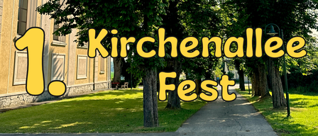 Ein Gehweg gesäumt von Bäumen, mit den Worten 'Kirchnalle Fest' in Gelb darüber. Ein Gebäude befindet sich auf der linken Seite, und eine Bank steht im Schatten der Bäume.
