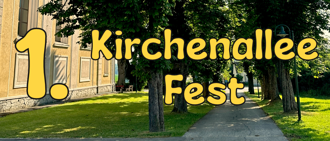 Ein Gehweg gesäumt von Bäumen, mit den Worten 'Kirchnalle Fest' in Gelb darüber. Ein Gebäude befindet sich auf der linken Seite, und eine Bank steht im Schatten der Bäume.