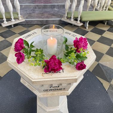 Bild enthält, Plant, Rose, Candle, Table, Tabletop