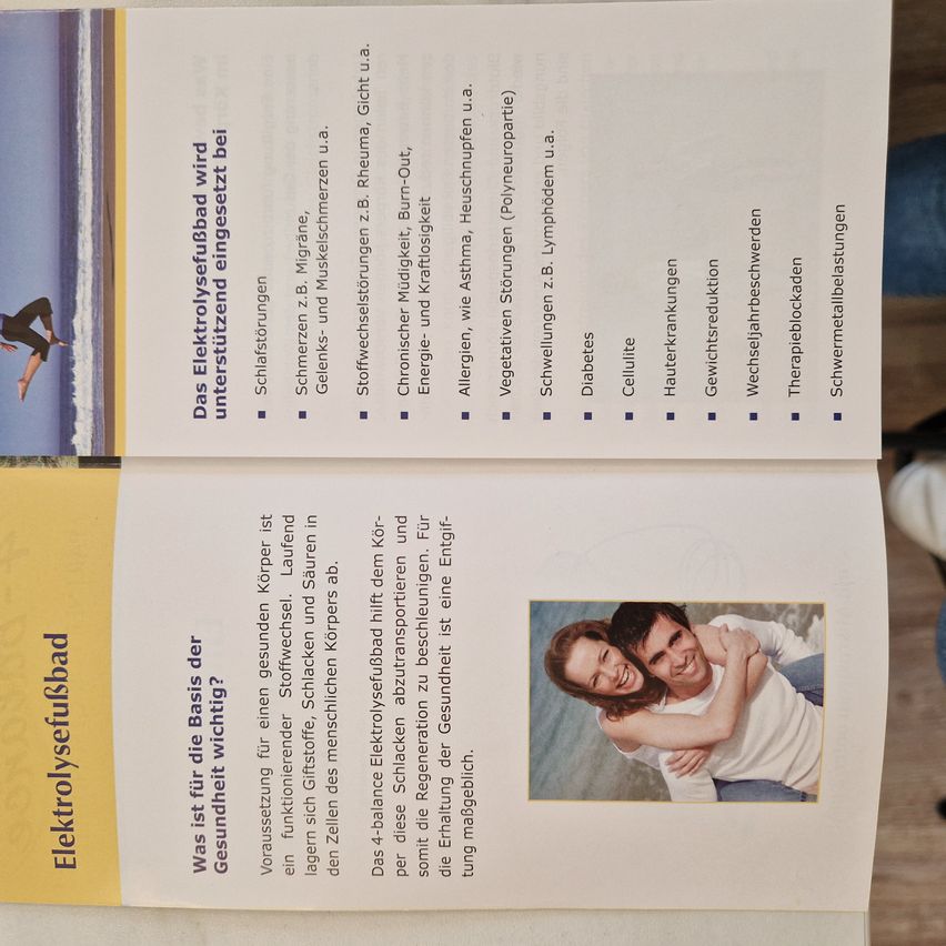 Bild enthält, Advertisement, Poster, Person, Adult, Female, Woman, Jeans, Pants, Face, Page