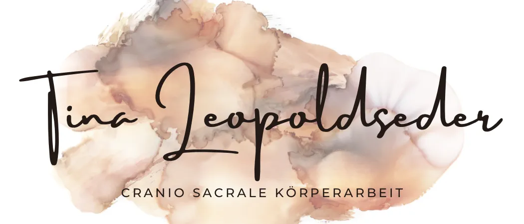 Ein Bild mit einem Aquarellhintergrund, das den Namen 'Tina Leopoldseder' in kursiver Schrift und den Worten 'Cranio Sacrale Körperarbeit' darunter zeigt.