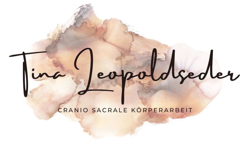 Ein Aquarell-Stil-Bild mit dem Namen 'Tina Leopoldsed' und dem Text 'CRANIOSACRAL KÖRPERARBEIT' darunter. Der Hintergrund ist eine sanfte Mischung aus Rosa und Beige.
