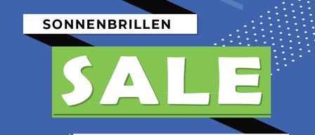 Blaues und weißes Plakat, das für einen Verkauf von Sonnenbrillen wirbt. Der Text SALE ist prominent in weißen Buchstaben angezeigt. Darunter steht Aktion in weiß, und ein Prozentzeichen ist in einem grünen Stern dargestellt. Oben ist der Markenname Wagner mit einer Brille abgebildet.