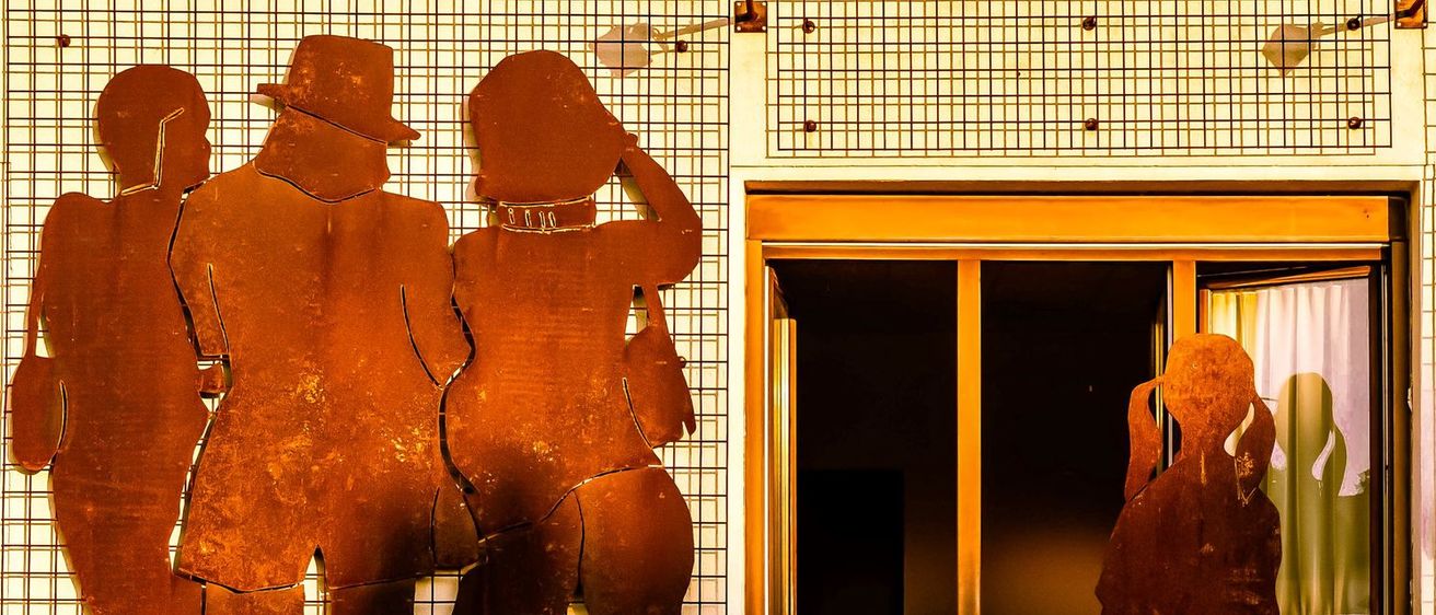 Bild enthält, Adult, Female, Person, Woman, Male, Man, Face, Head, Home Damage, Window - Broken