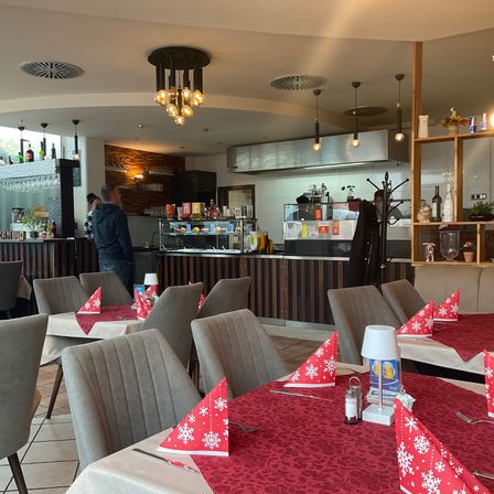 Bild enthält, Indoors, Restaurant, Building, Furniture, Lounge, Chair, Person, Cafeteria, Cafe, Interior Design