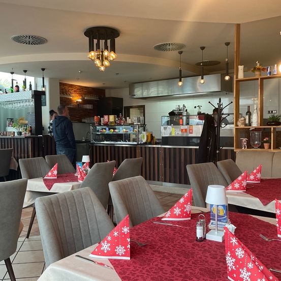 Bild enthält, Indoors, Restaurant, Building, Furniture, Lounge, Chair, Person, Cafeteria, Cafe, Interior Design