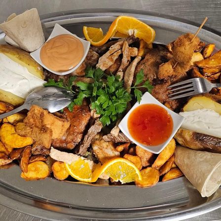 Bild enthält, Food, Food Presentation, Brunch, Dish, Meal, Platter, Meat, Mutton, Plate