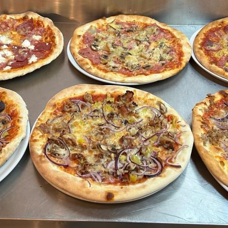 Bild enthält, Food, Pizza, Food Presentation, Appliance, Baking, Cooking, Device, Electrical Device, Oven