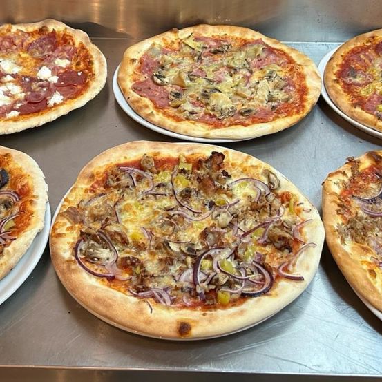 Bild enthält, Food, Pizza, Food Presentation, Appliance, Baking, Cooking, Device, Electrical Device, Oven