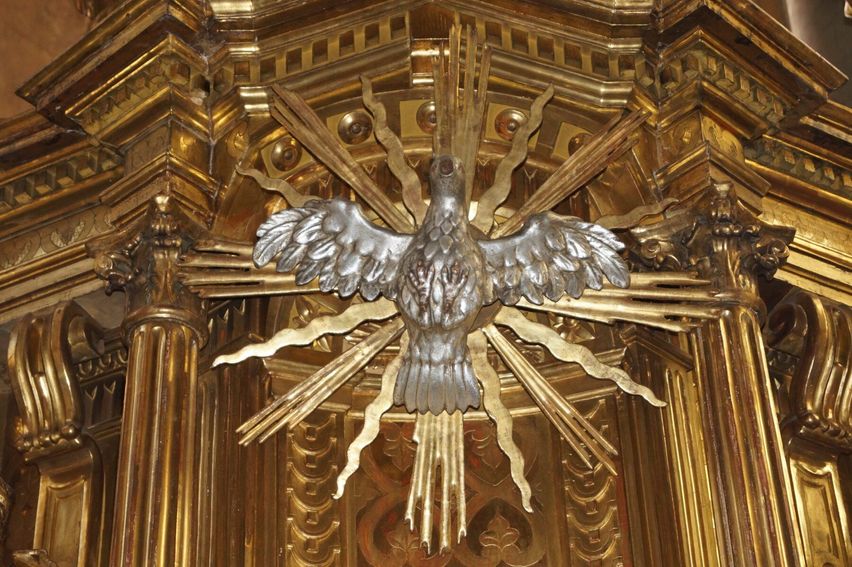 Bild enthält, Cross, Symbol, Chandelier, Lamp, Altar, Building, Church, Bronze, Cathedral, Bird