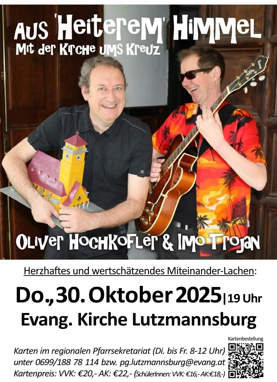 Zwei Männer stehen lächelnd vor einer Holztür. Einer hält eine Gitarre, der andere eine Miniaturkirche. Der Text lautet: Oliver Hochkofler & Imo Trojan, mit Datum und Ort.