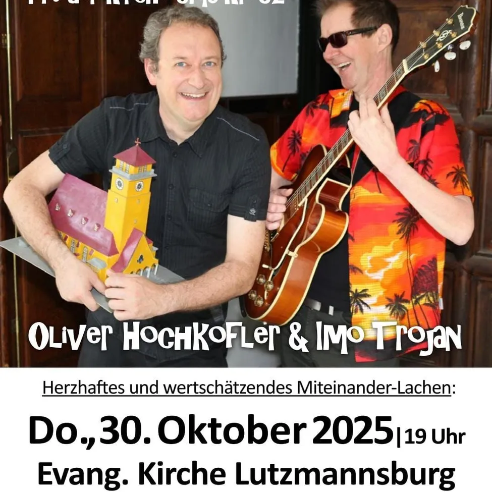 Zwei Männer stehen lächelnd vor einer Holztür. Einer hält eine Gitarre, der andere eine Miniaturkirche. Der Text lautet: Oliver Hochkofler & Imo Trojan, mit Datum und Ort.