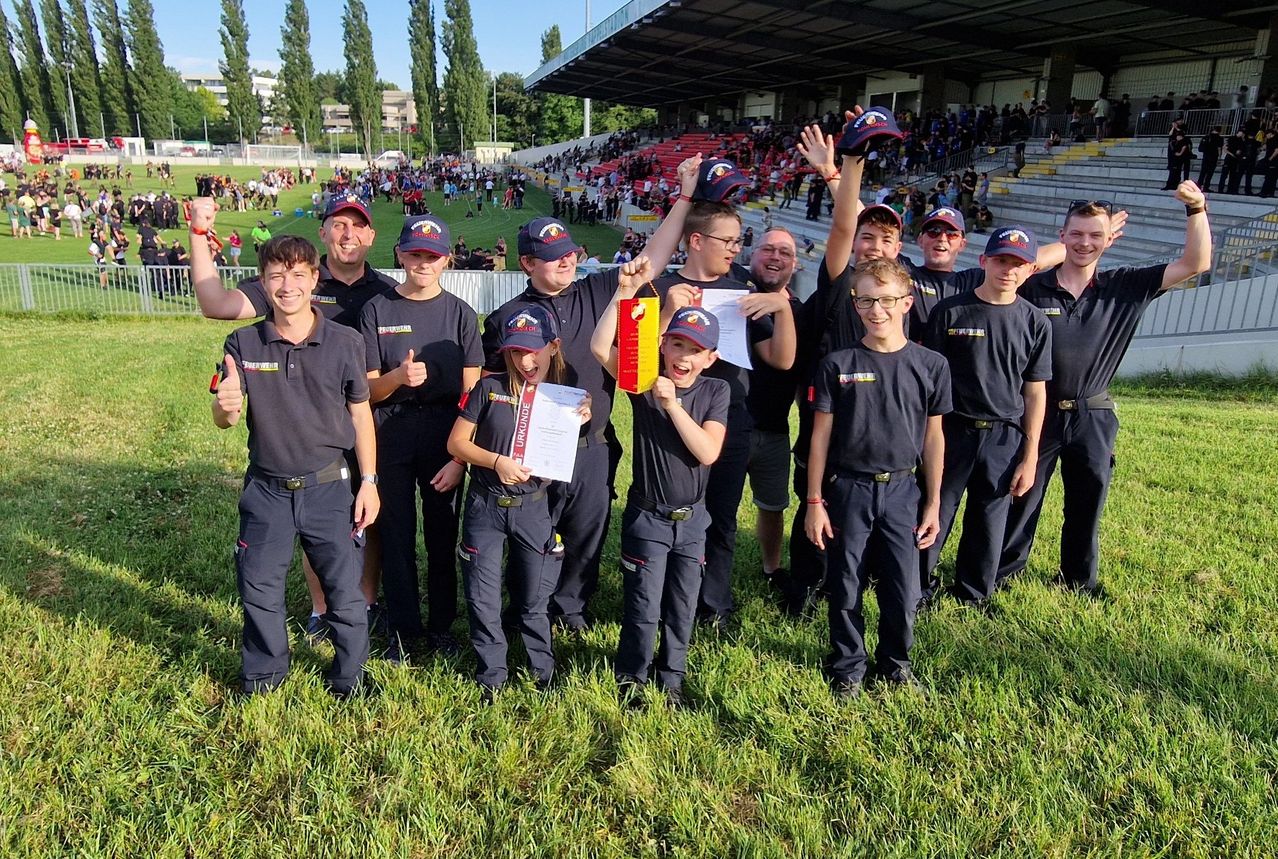Bild enthält, Grass, People, Person, Portrait, Park, Cap, Field, Baseball Cap, Boy, Male