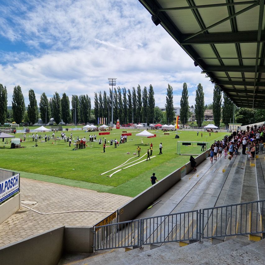 Bild enthält, Grass, Plant, Person, Handrail, People, Field, Architecture, Arena, Building, Outdoors