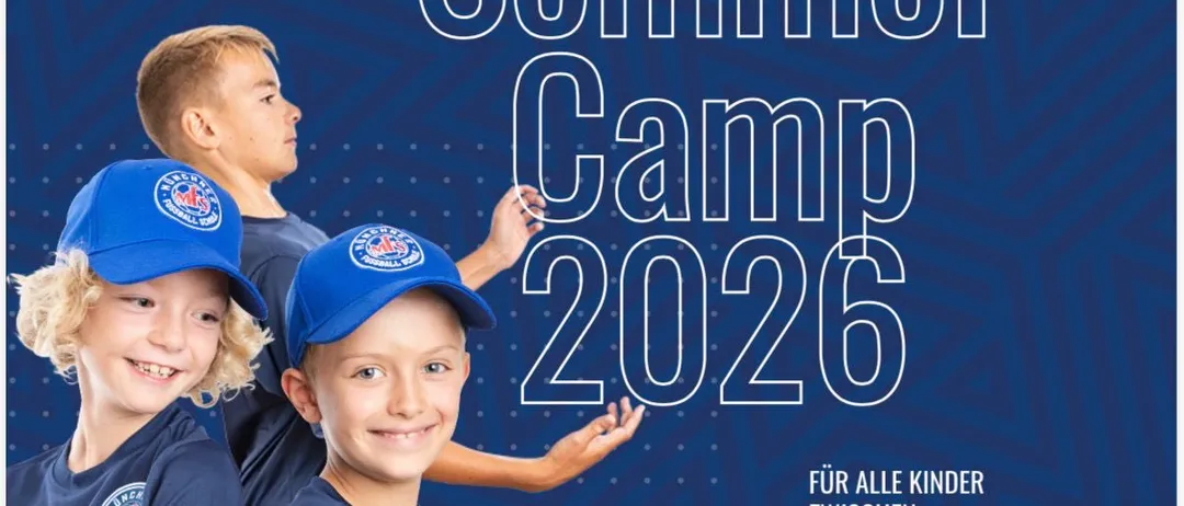 Plakat für ein Fußballsommercamp für Kinder im Alter von 7 bis 14 Jahren, vom 31. August bis 2. September 2026. Tägliche Aktivitäten beginnen um 9:30 Uhr. Die Gebühr beträgt 179,90€ pro Kind. Anmeldung im Verein oder online möglich.