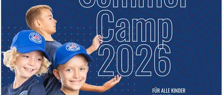 Plakat für ein Fußballsommercamp für Kinder im Alter von 7 bis 14 Jahren, vom 31. August bis 2. September 2026. Tägliche Aktivitäten beginnen um 9:30 Uhr. Die Gebühr beträgt 179,90€ pro Kind. Anmeldung im Verein oder online möglich.