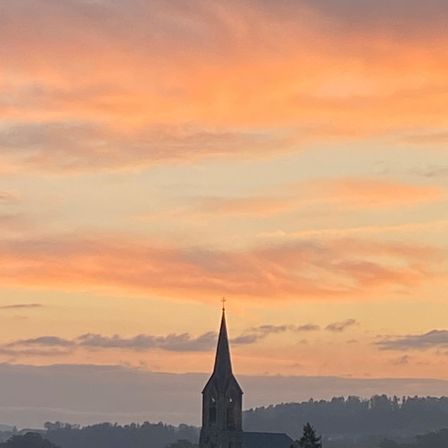 Bild enthält, Spire, Nature, Outdoors, Sky, Horizon, Cityscape, Monastery, Bell Tower, Sunrise, Gothic Arch