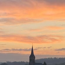 Bild enthält, Spire, Nature, Outdoors, Sky, Horizon, Cityscape, Monastery, Bell Tower, Sunrise, Gothic Arch