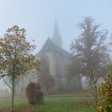 Bild enthält, Nature, Outdoors, Weather, Spire, Grass, Fog, Mist, Lawn, Tree, Graveyard