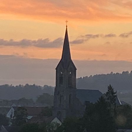 Bild enthält, Spire, Nature, Outdoors, Sky, Horizon, Cityscape, Monastery, Bell Tower, Sunrise, Gothic Arch