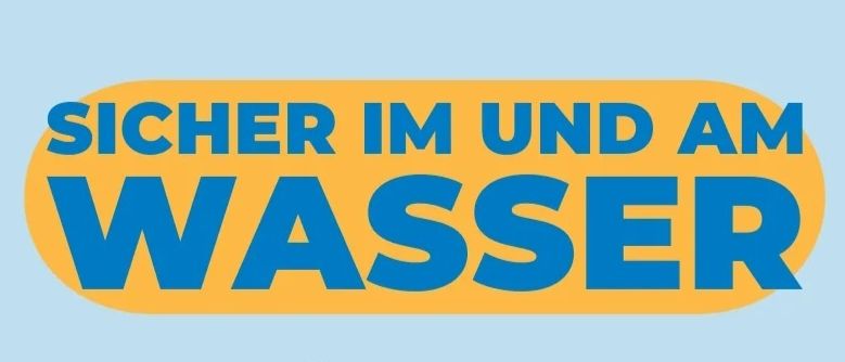 Ein Baby in einem rosa Shirt steht am Pool und greift nach einem bunten Strandball. Das Plakat darüber bewirbt einen Online-Vortrag zur Wassersicherheit am 17. Juni 2025 um 19:00 Uhr.