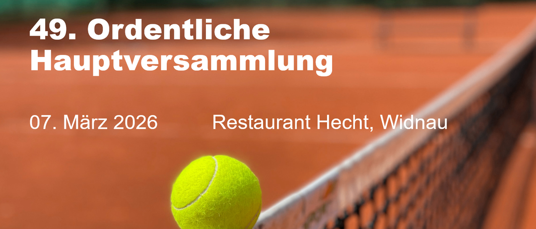 Ein Tennisball liegt auf dem Netz eines Tennisplatzes, mit verschwommener Umgebung und Text, der auf eine Veranstaltung im Jahr 2026 im Restaurant Hecht, Widnau, hinweist.