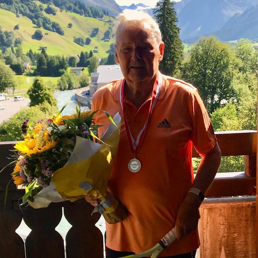 Der zurecht stolze Vize-Schweizermeister Lothar Litzel nach seinem erfolgreichen tollen Auftritt in Klosters