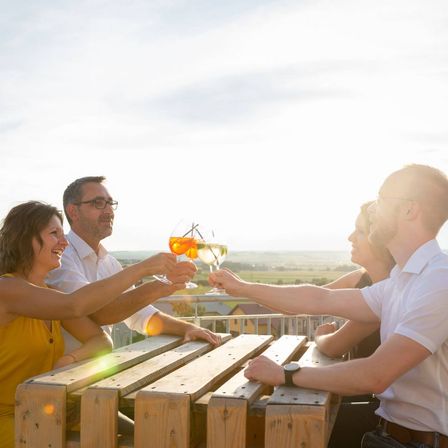 Bild enthält, Nature, Outdoors, Adult, Male, Man, Person, Countryside, Female, Woman, Rural