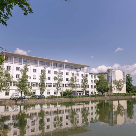 Bild enthält, Nature, Outdoors, Scenery, City, Building, Urban, Lakefront, Waterfront, Pond, High Rise